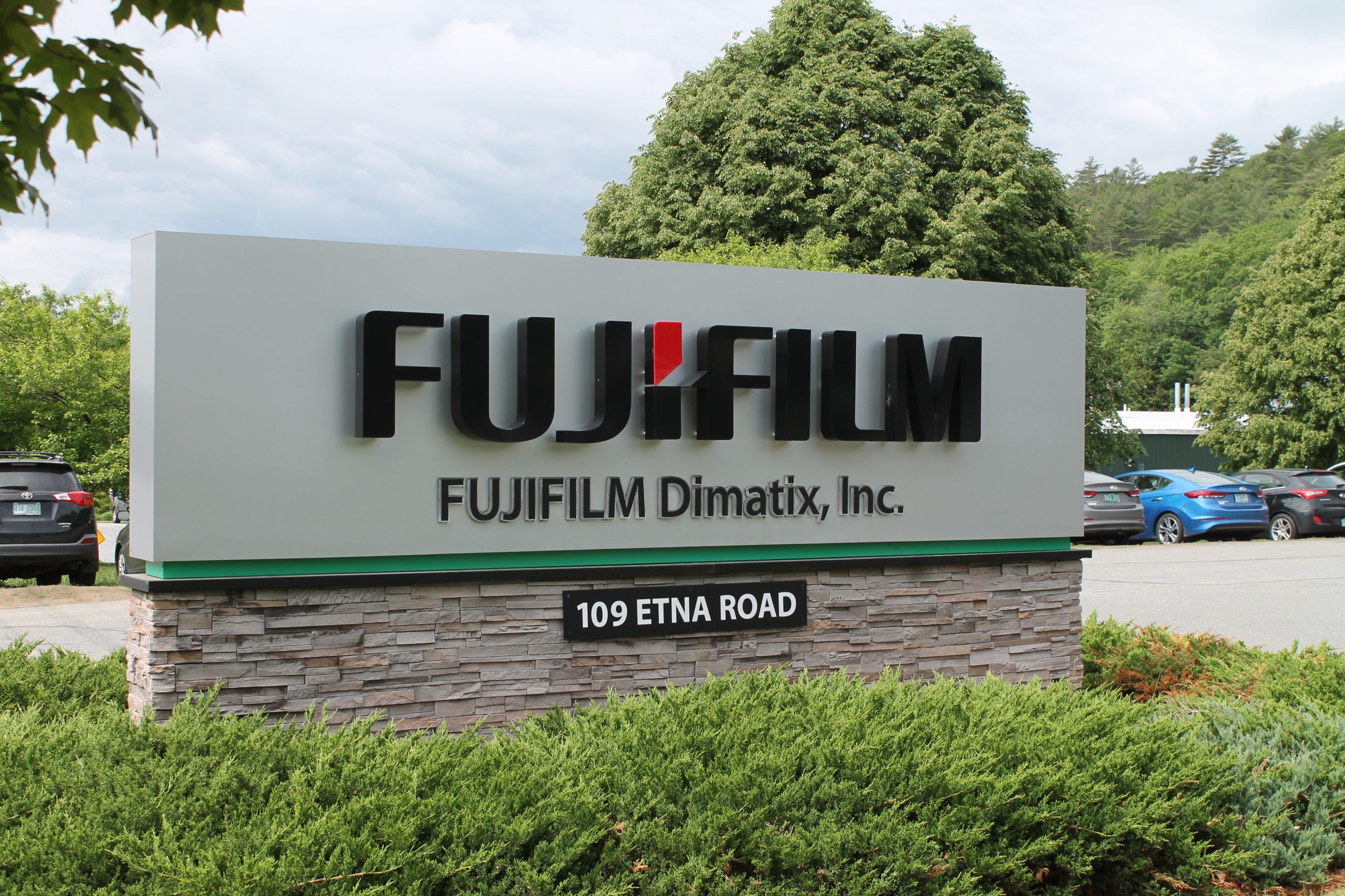 Вывеска компании Fujifilm